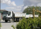 Auch Baustoffe kommen nur per Lkw zum Einsatzort